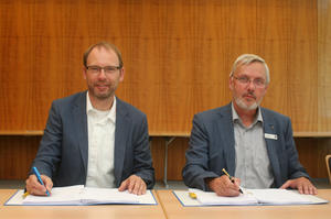 Unterzeichnung des Betreibervertrages durch Heiko Hansen u. Otto Wilke; Foto: Felix Middendorf